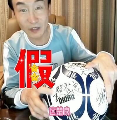 钱红艳吓的一哆嗦，急忙说：我给你看，我给你看……说完，慌忙掏出手机，打开手机银行。